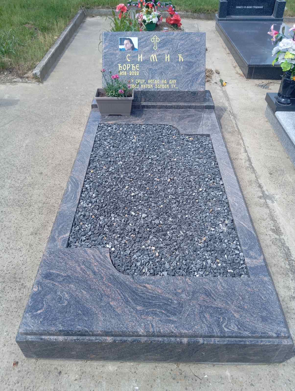 Komplet Spomenik od Himalayan Blue sa rizlom i skraćenom poklopnom pločom iz dva dela