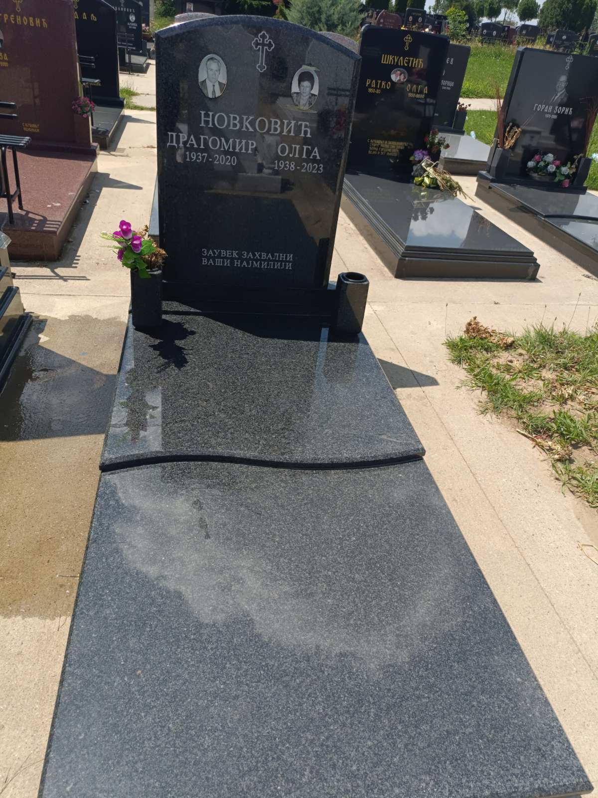 Komplet Spomenik od impale sa poklopnom pločom iz dva dela