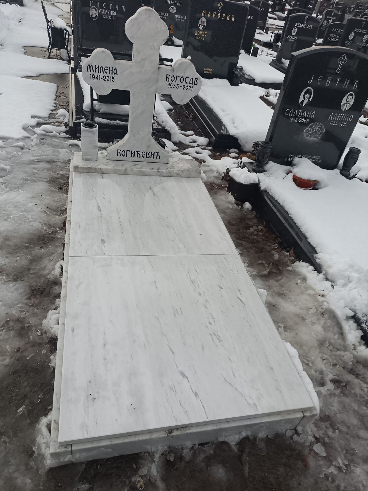 Komplet od prilepskog belog sa spomenikom u obliku krsta