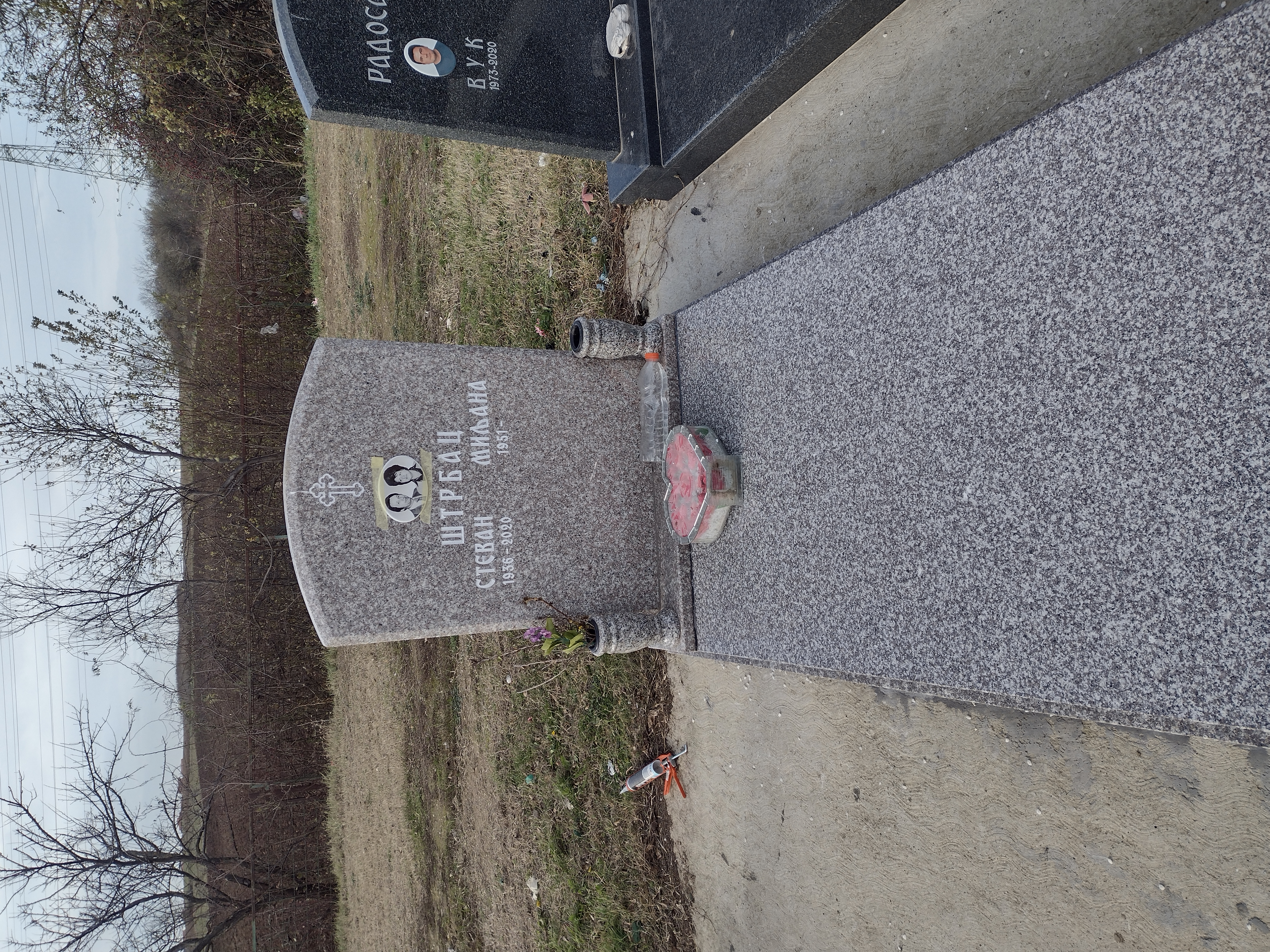 Komplet spomenik od 664