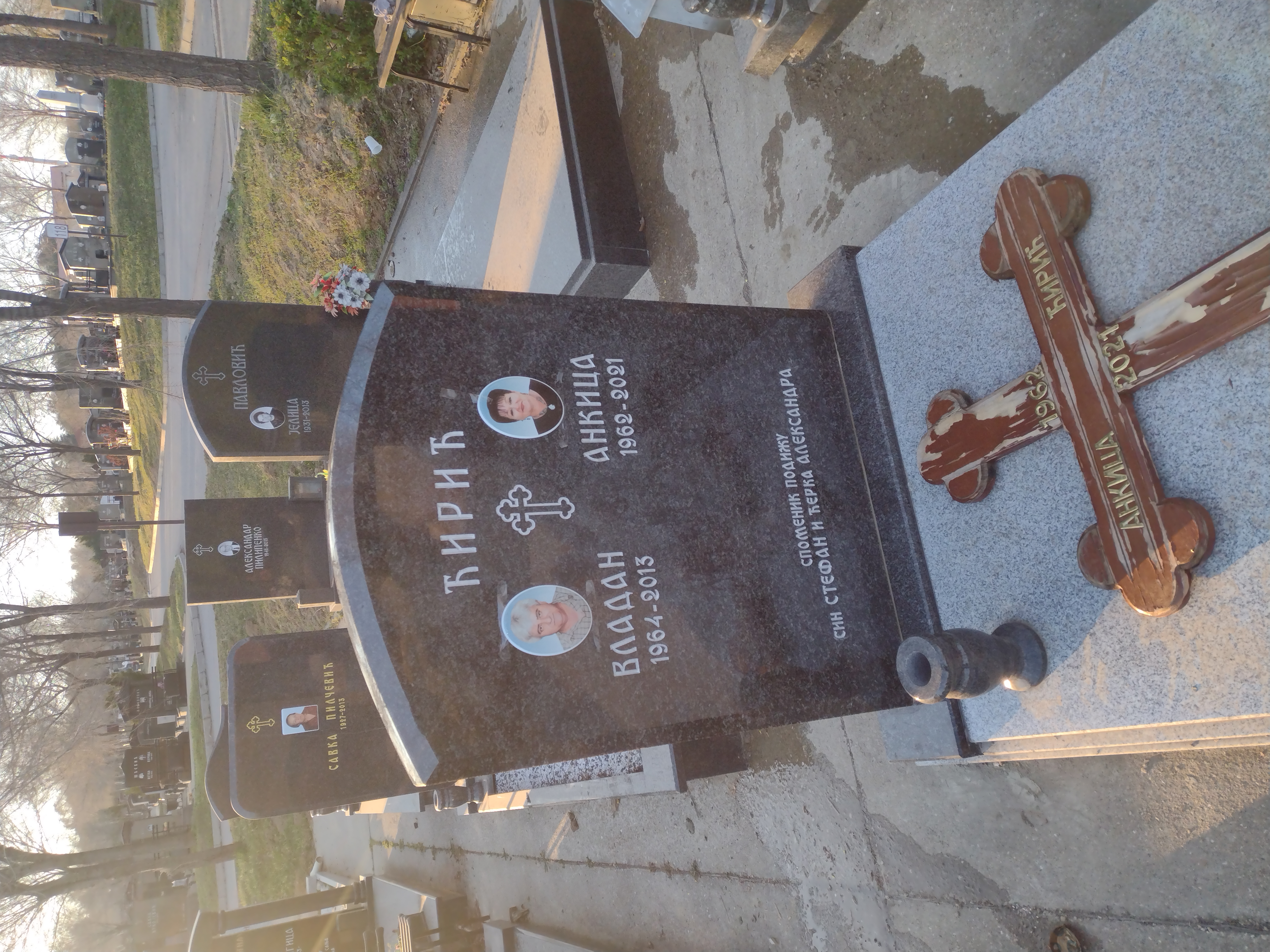 Komplet Spomenik od impale i 664