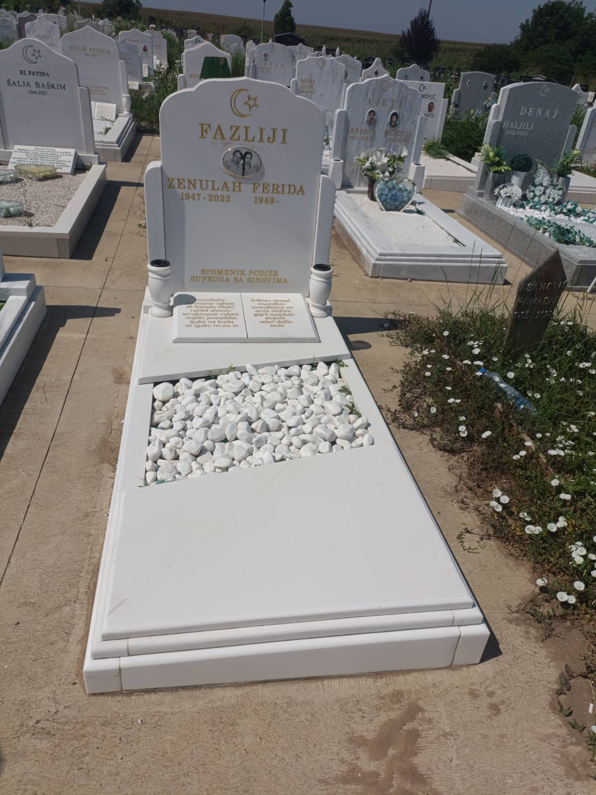 Komplet Spomenik od prilepskog belog sa poklopnom pločom iz dva dela i rizlom u sredini #8