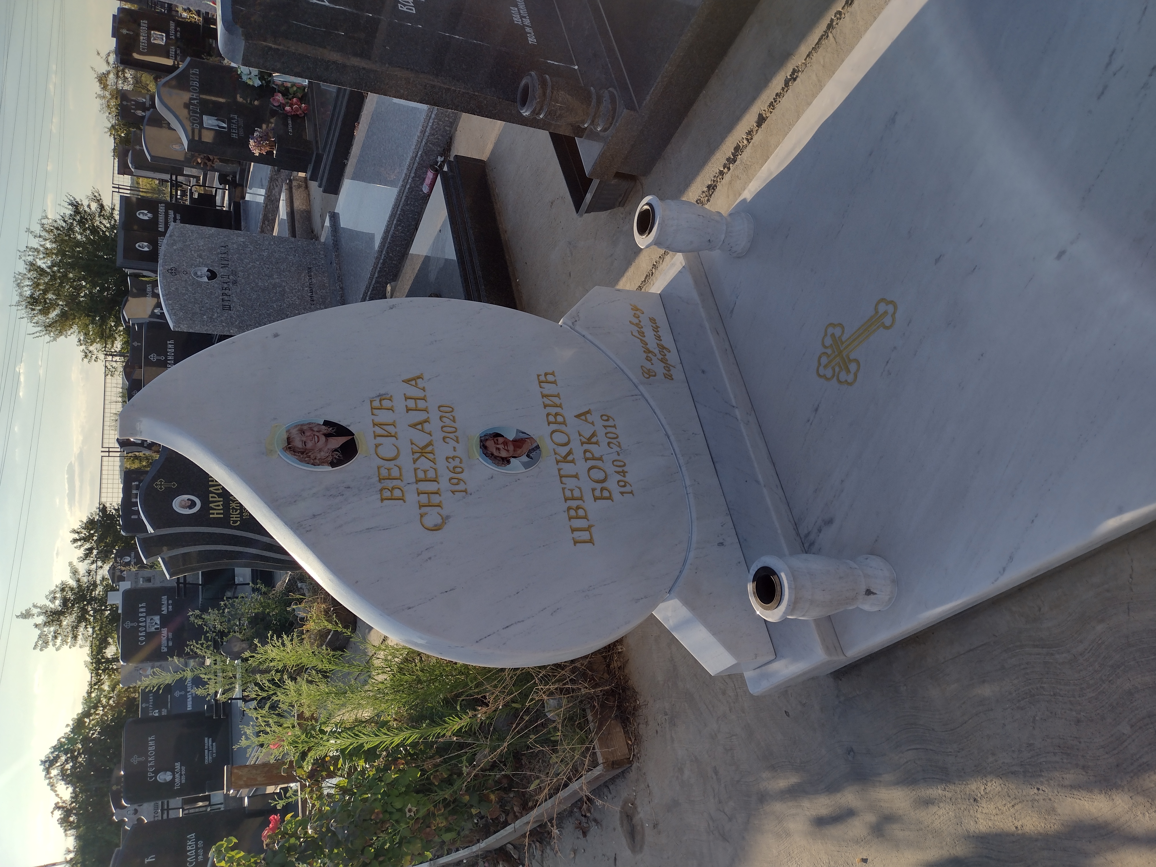 Komplet spomenik u obliku suze od prilepsog belog