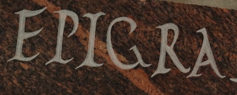 Klesanje slova na spomeniku