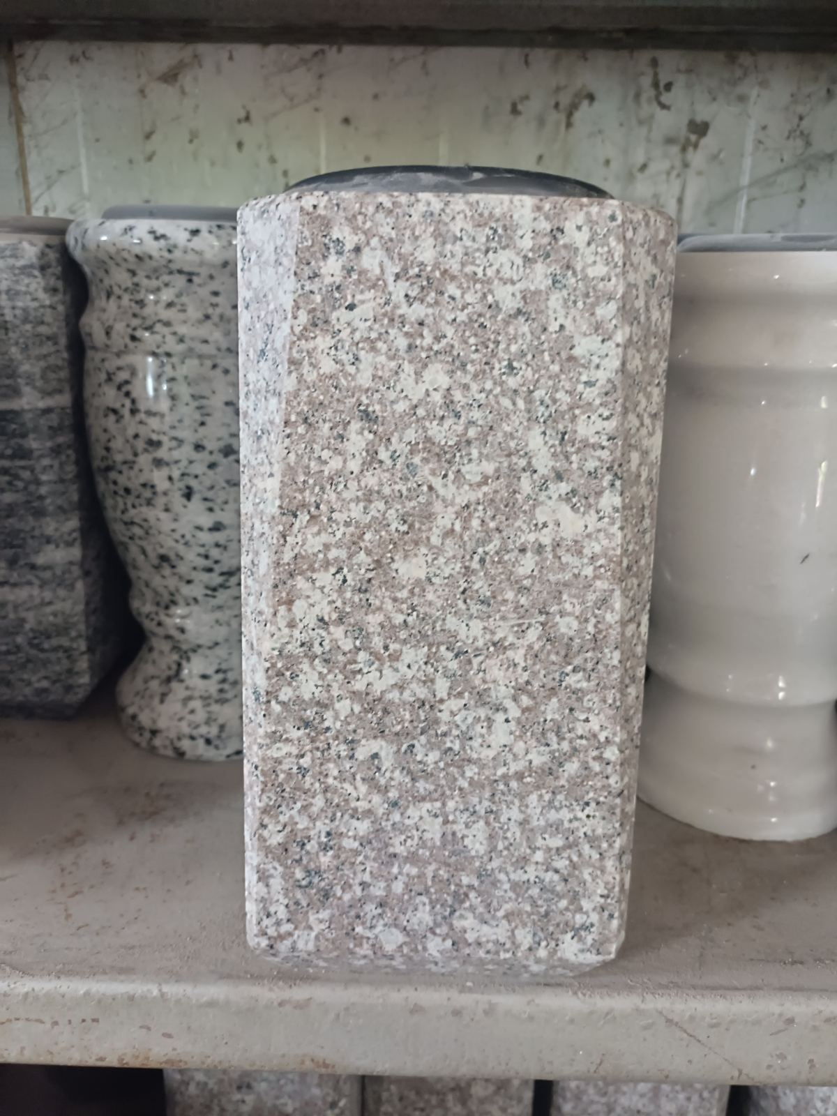 Četvrtasta vaza od 664