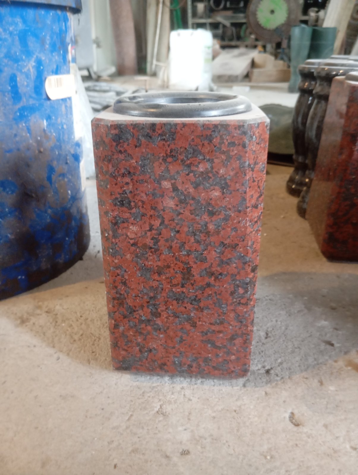 Četvrtasta vaza od African red