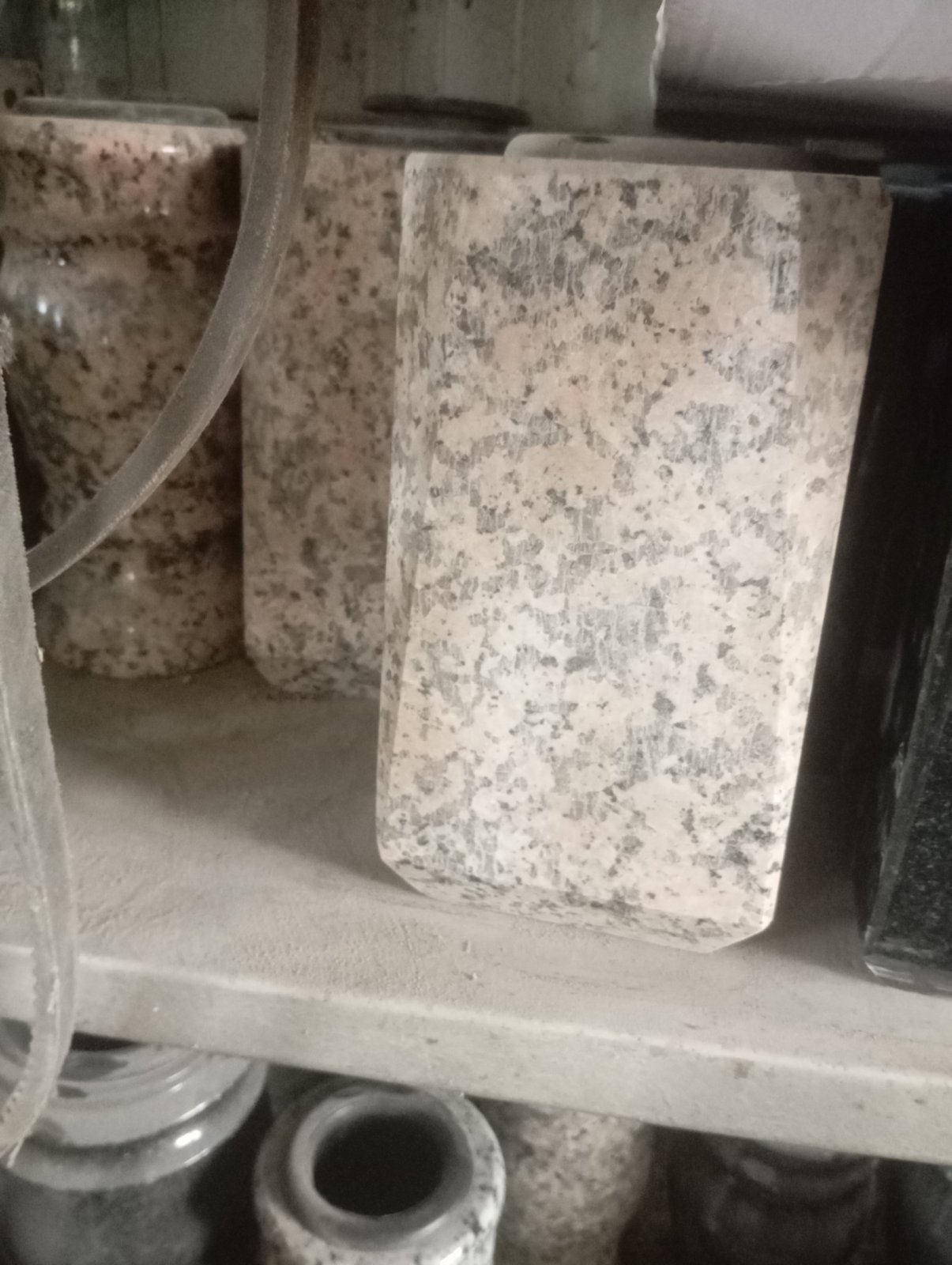 Četvrtasta vaza od Rosso Porrino